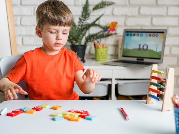 Niño jugando con bloques y un ábaco